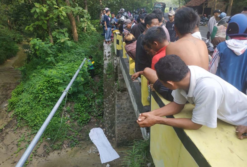 Mayat Ardio ditemukan di bawah Jembatan Gumul alas jati Desa Mojorejo, Kecamatan Kemlagi, Kabupaten Mojokerto