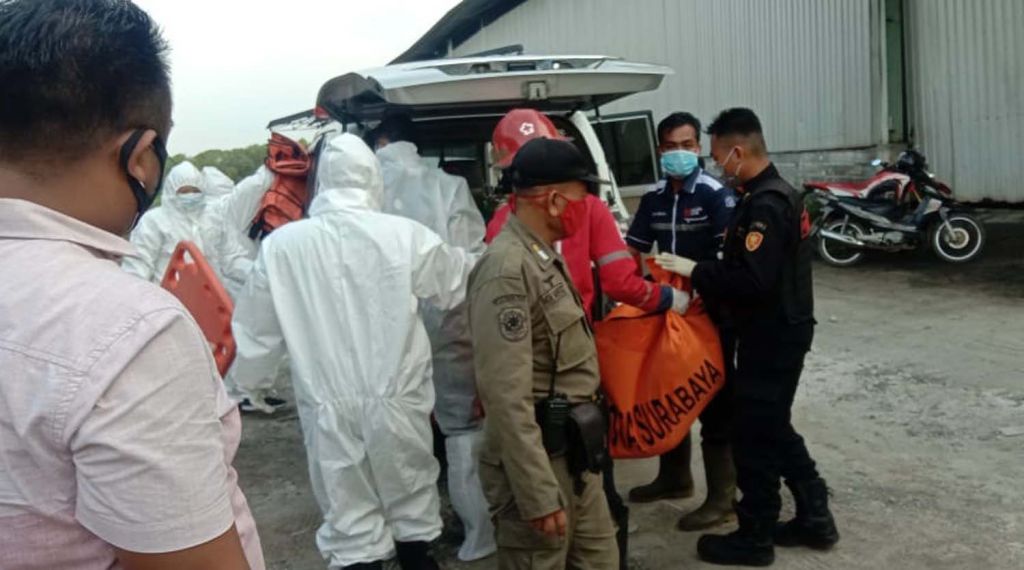 Proses evakuasi mayat pria dengan perut terikat tali