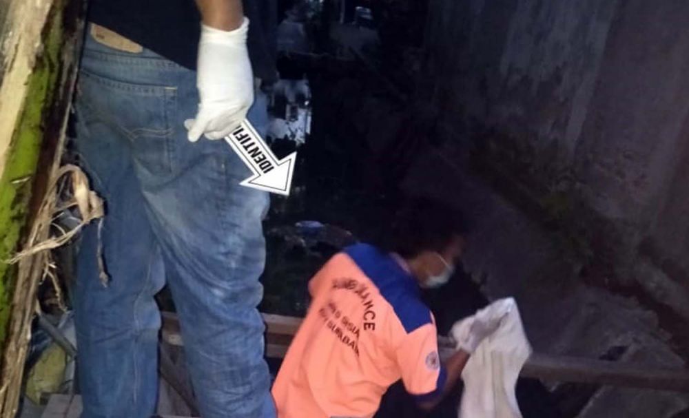 Proses evakuasi mayat bayi perempuan yang ditemukan di sungai Kampung Malang Utara V, Tegalsari, Surabaya