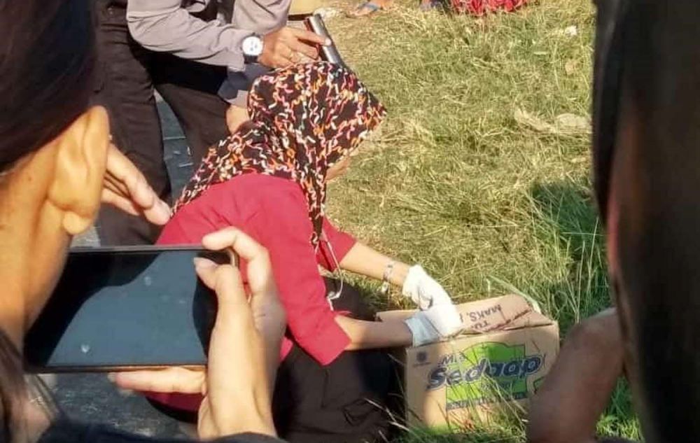 Petugas mengevakuasi mayat bayi dalam kardus di Magetan