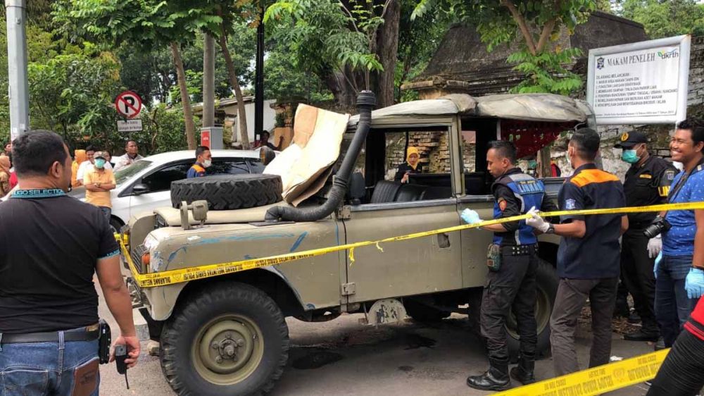 Tim Inafis Polrestabes Surabaya melakukan identifikasi mayat pria dalam mobil di Jalan Makam Peneleh, Surabaya