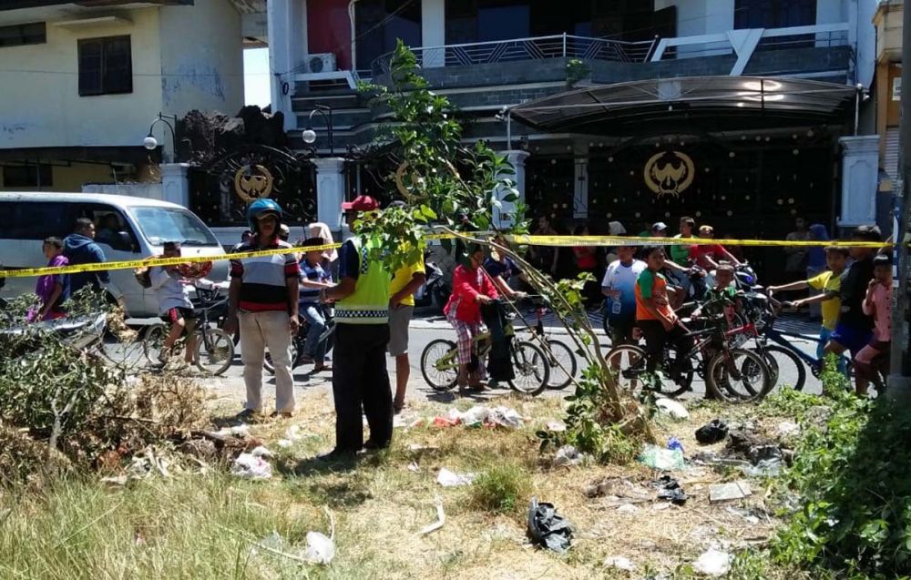 Lokasi ditemukannya mayat ibu dan bayi di Sidoarjo dipasang garis polisi