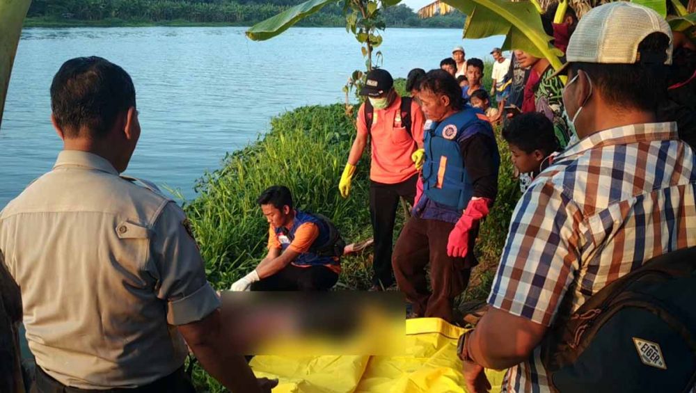 Proses evakuasi mayat pria bertato yang ditemukan di Sungai Brantas Mojokerto