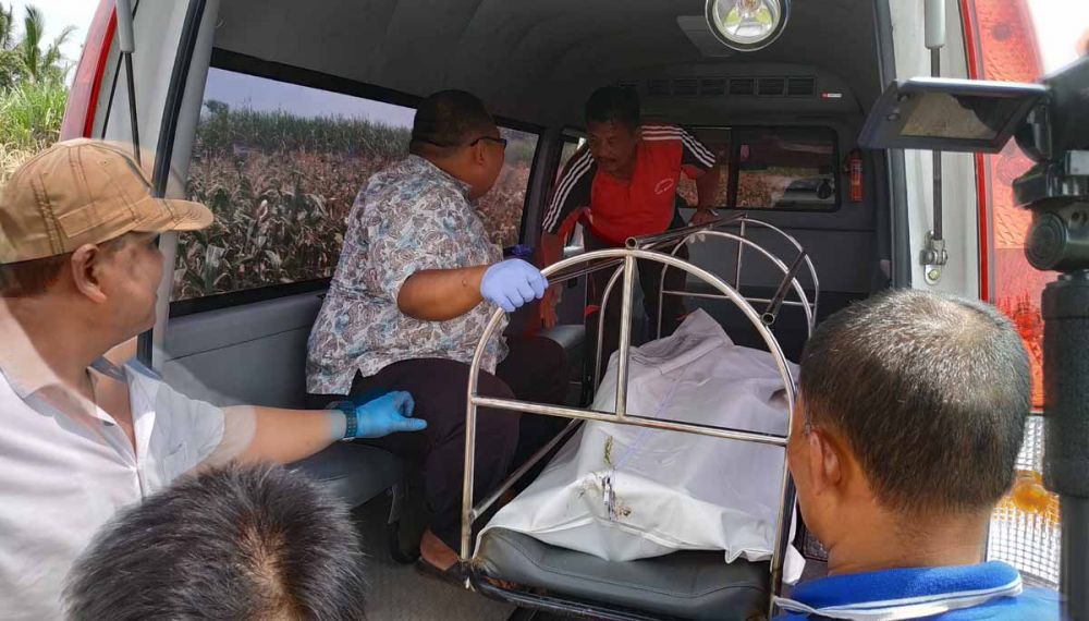 Evakuasi mayat dengan luka di pipi yang ditemukan di Malang