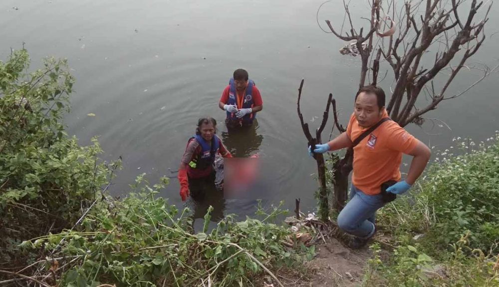 Tim Inafis Polres Mojokerto Kota mengevakuasi mayat perempuan di Sungai Prajurit Kulon