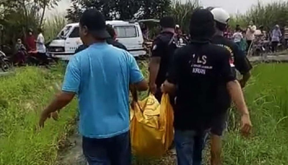 Evakuasi mayat perempuan misterius yang ditemukan di Sungai Desa Sidomojo, Kecamatan Krian, Kabupaten Sidoarjo