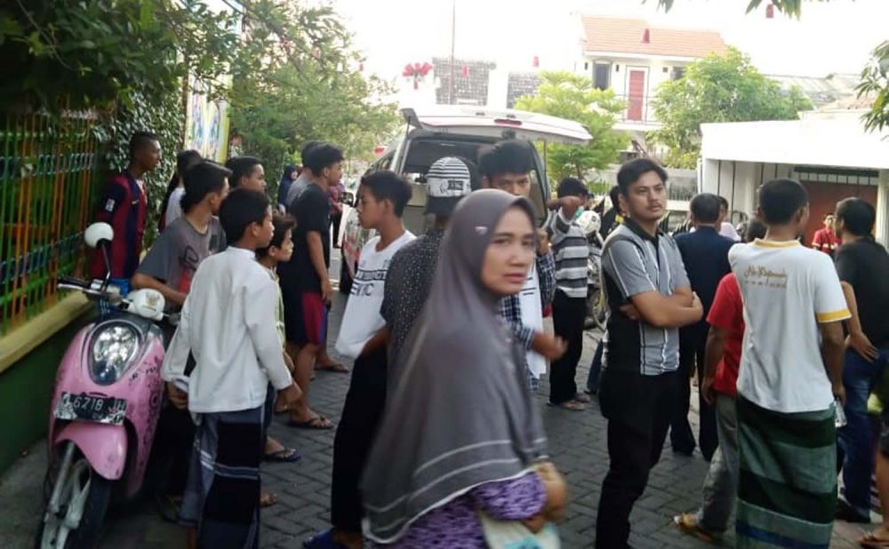 Warga Sidomoro, Kebomas, Gresik berkerumun di sekitar rumah kos, tempat perempuan misterius ditemukan tewas 