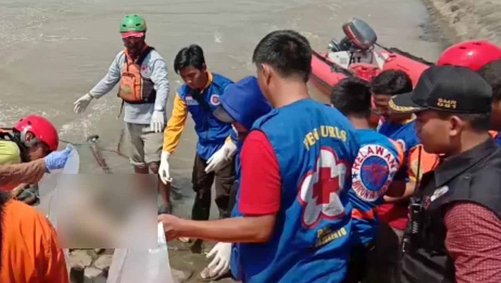 Petugas mengevakuasi mayat perempuan telanjang yang ditemukan di Dam Sipon, Mojokerto
