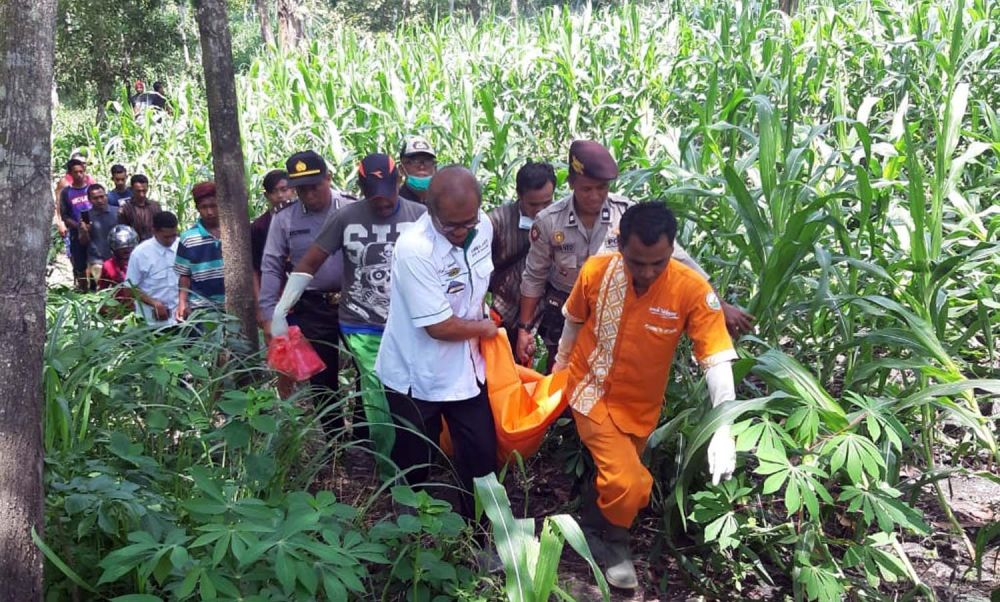 Petugas mengevakuasi mayat perempuan telanjang yang ditemukan dalam kebun jagung di Ngawi