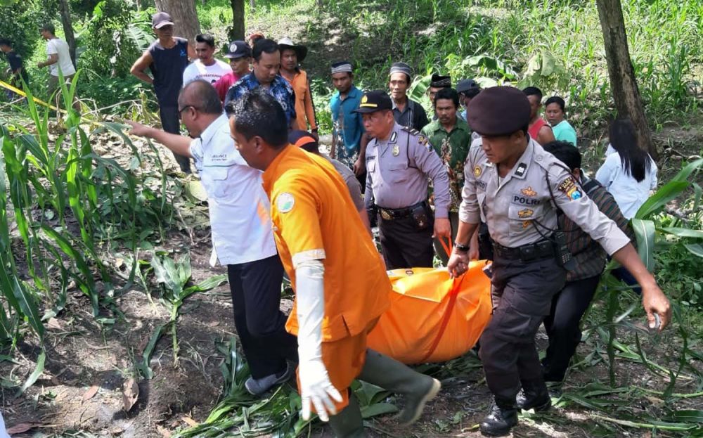 Proses evakuasi mayat perempuan telanjang yang ditemukan di kebun jagung di Ngawi