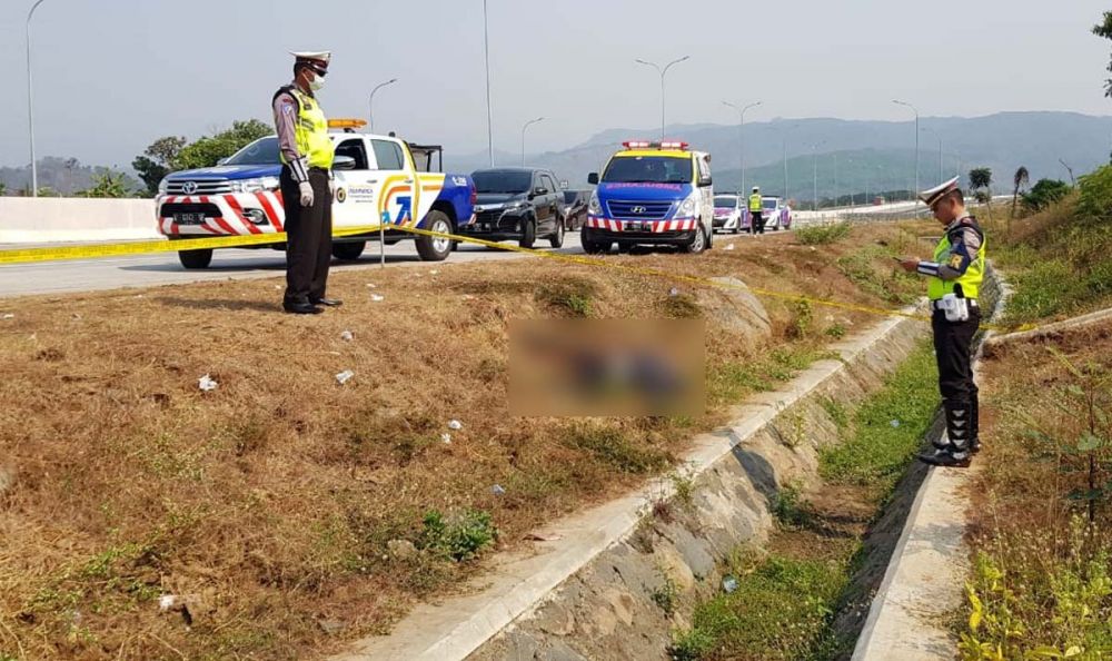 Mayat pria yang ditemukan dengan kepala tertutup kain di Tol Pandaan-Malang, diduga korban pembunuhan