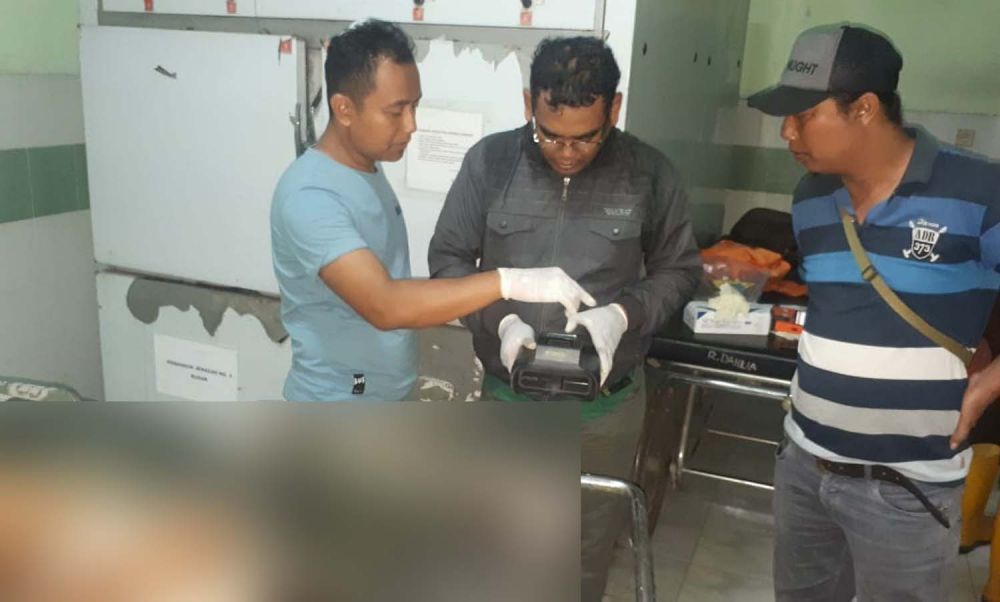 Tim Inafis Polres Gresik melakukan identifikasi mayat pria yang ditemukan di Tol Kebomas