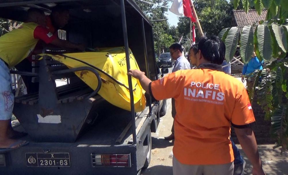 Tim Inafis Polres Jombang mengvakuasi mayat Achmad Said ke rumah sakit 