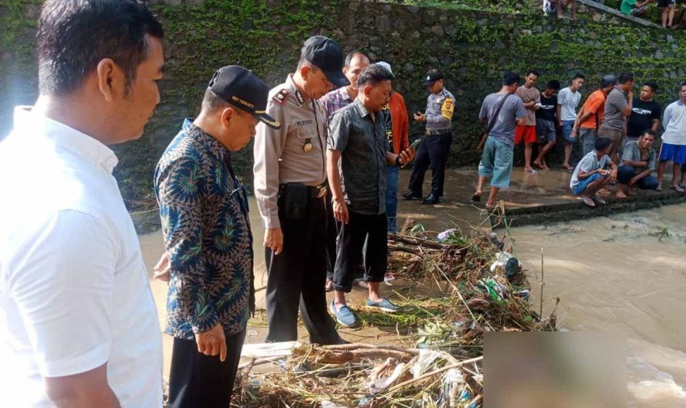 Polisi mendatangi lokasi mayat pria telanjang yang ditemukan di Madiun