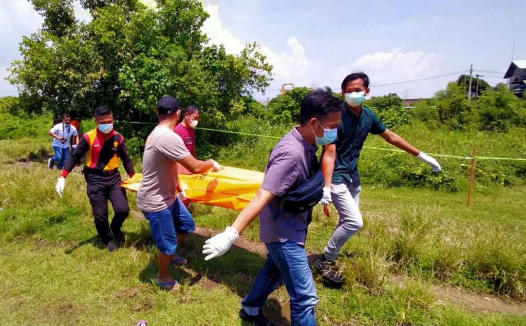 Proses evakuasi mayat pria dengan luka tusuk di Pasuruan