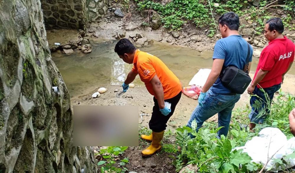 Tim Inafis Polres Mojokerto Kota melakukan identifikasi di lokasi penemuan mayat Ardio