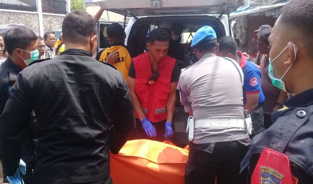 Evakuasi jasad pria yang ditemukan tewas di wilayah Tambaksari, Surabaya
