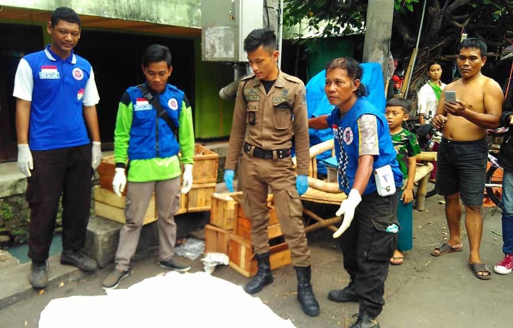 Petugas melakukan evakuasi mayat perempuan yang ditemukan di Mojokerto