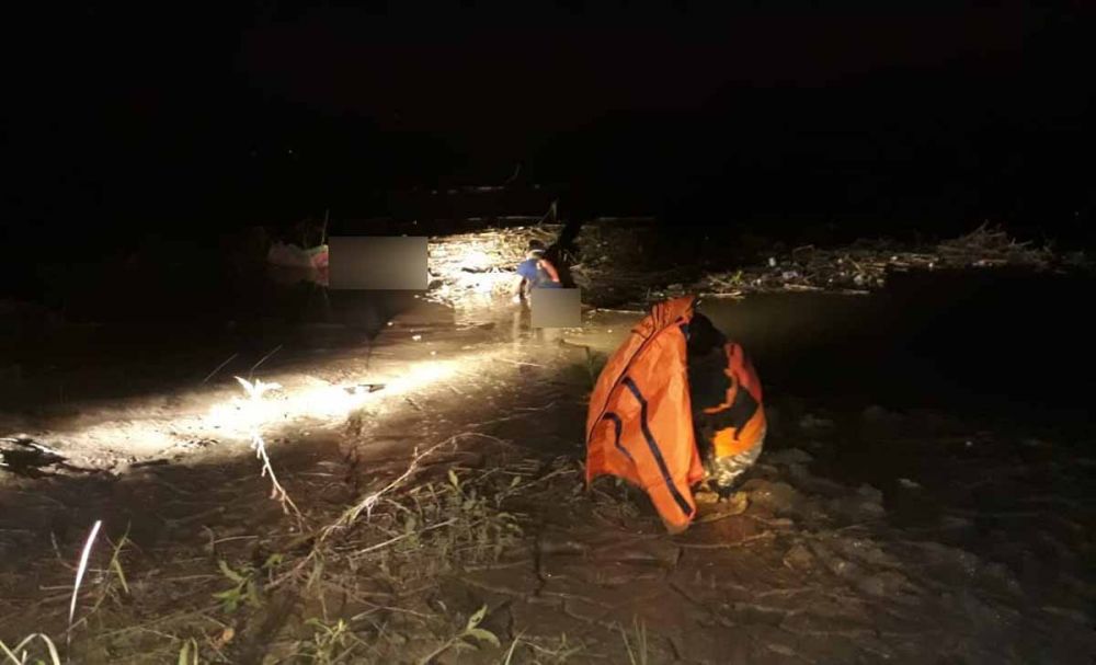 Petugas mengevakuasi mayat perempuan telanjang di Bengawan Solo, Bojonegoro