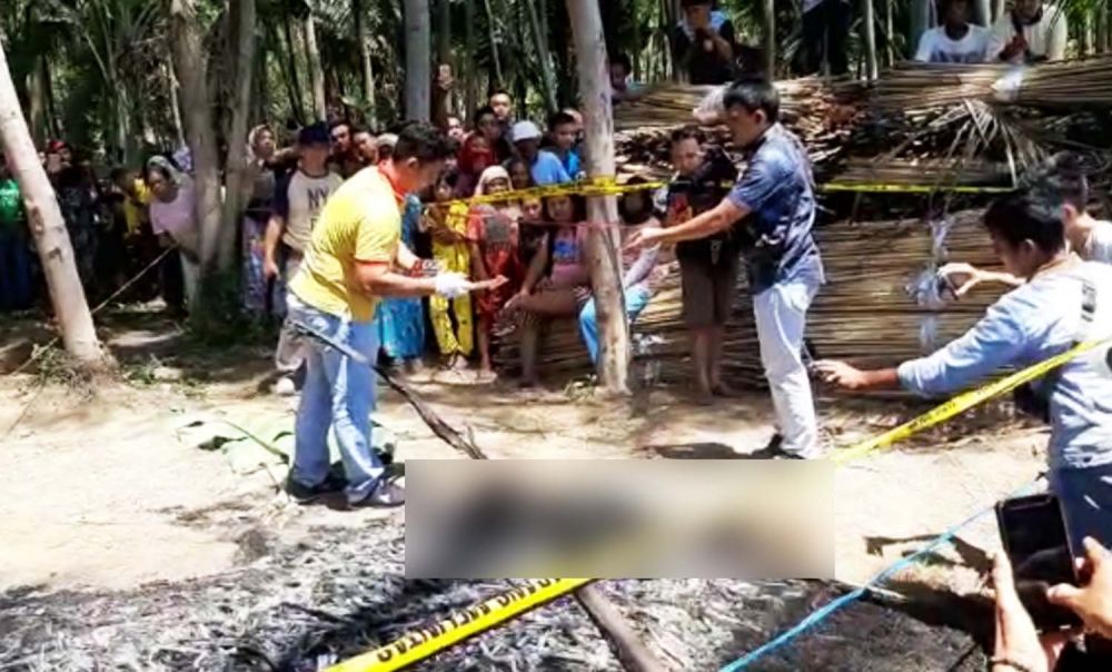 Tim Inafis Polresta Banyuwangi melakukan identifikasi di TKP penemuan mayat hangus terbakar