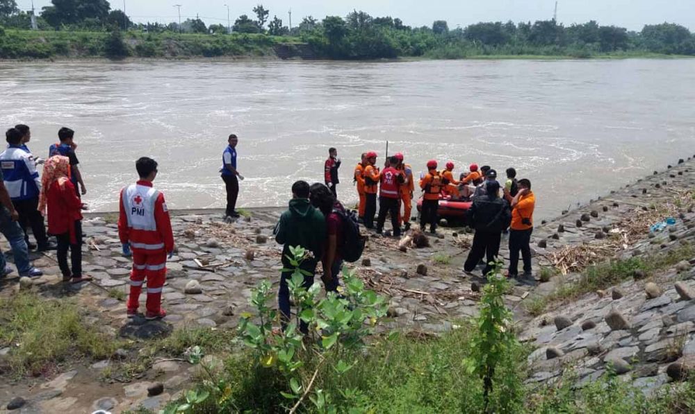 Petugas mengevakuasi mayat perempuan telanjang yang ditemukan di Dam Sipon, Desa Pageruyung, Kecamatan Gedeg, Kabupaten Mojokerto
