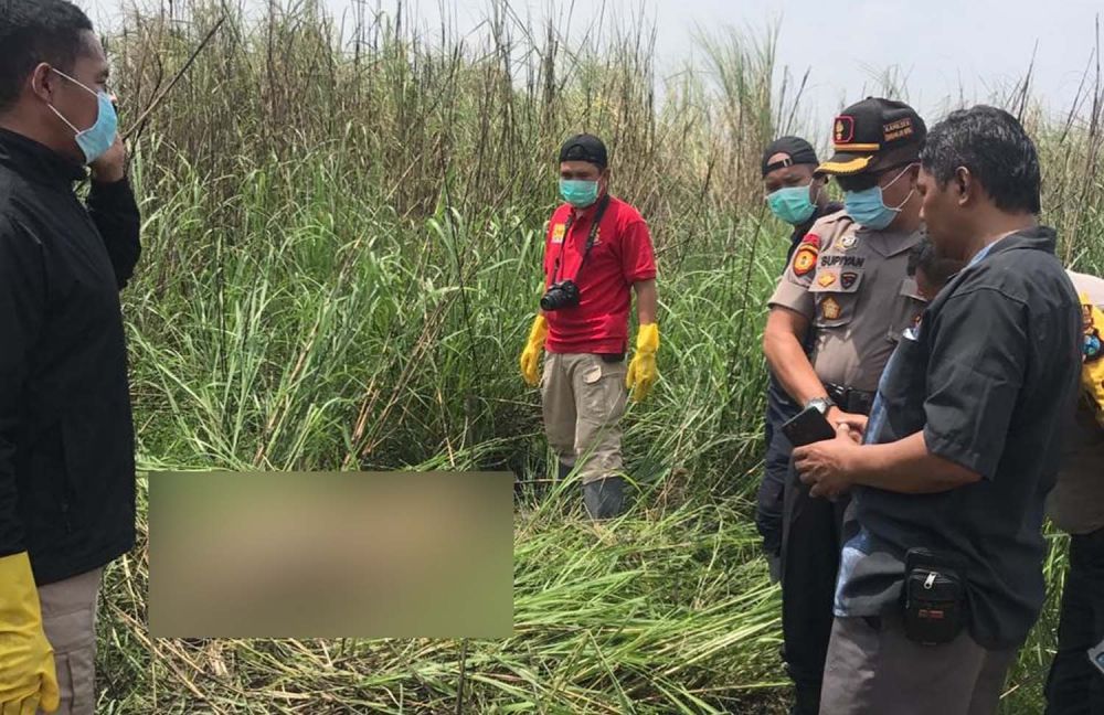 Tim Inafis Polresta Sidoarjo melakukan identifikasi pada mayat wanita telanjang di Pergudangan Safe N Lock, Sidoarjo