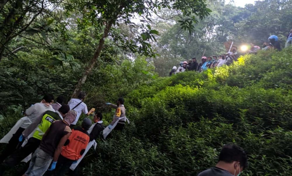 Proses evakuasi mayat wanita asal Kediri yang ditemukan di jurang wilayah Pacet, Mojokerto