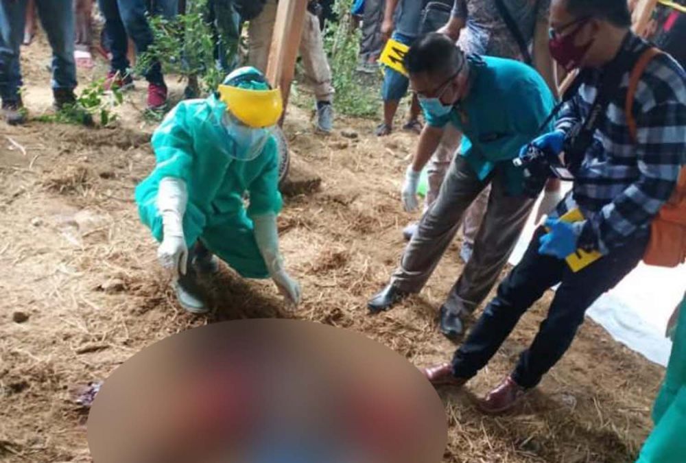 Evakuasi mayat wanita yang ditemukan dalam tumpukan jerami di Ngawi 