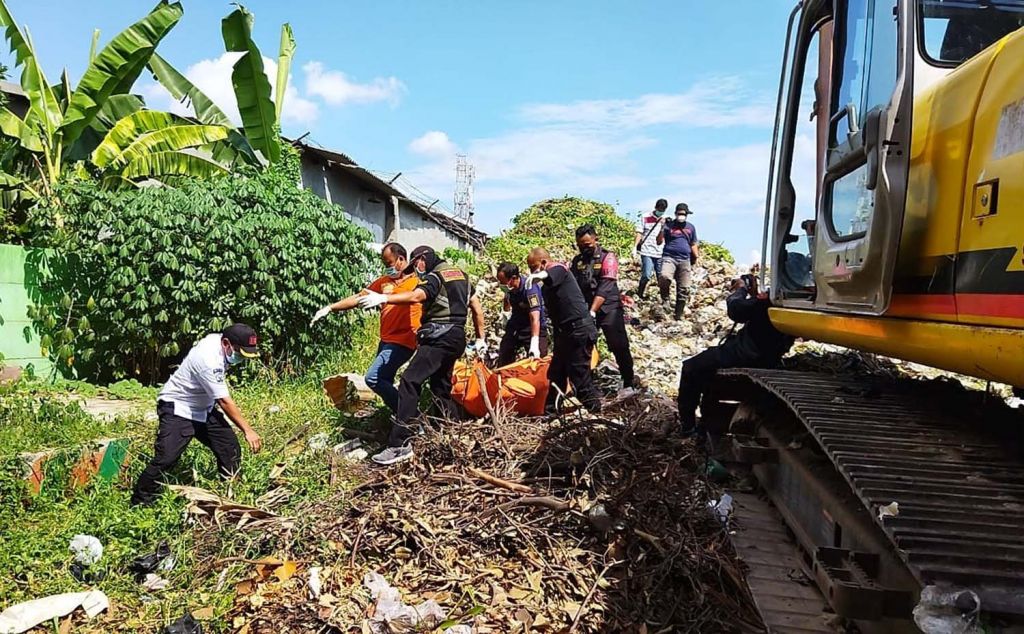 Proses evakuasi mayat pria misterius di Surabaya
