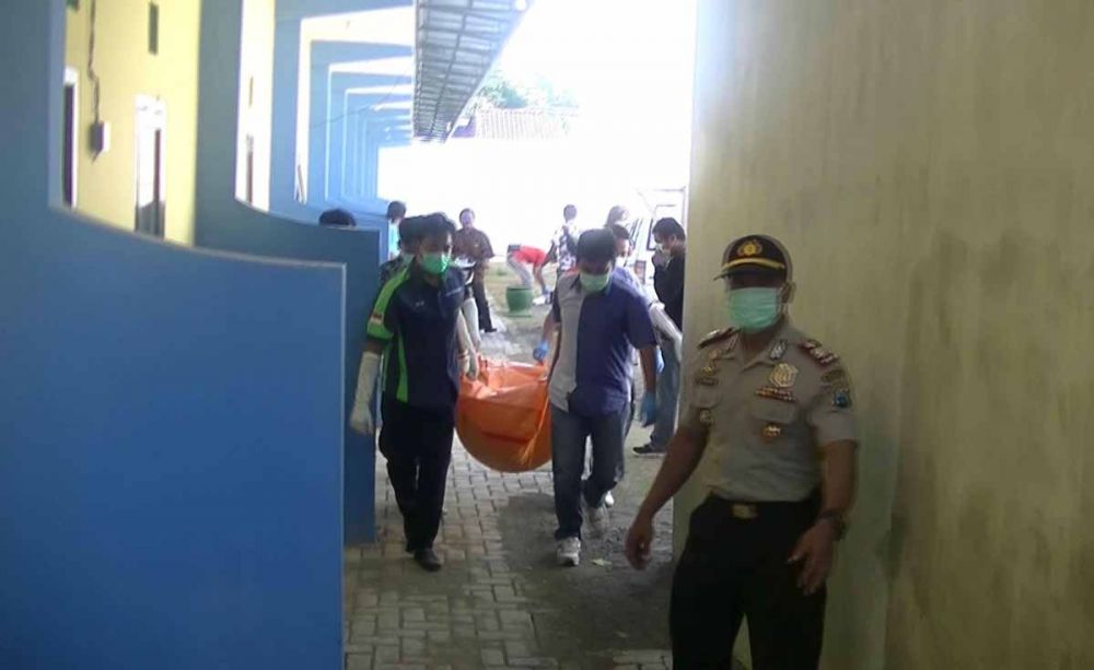 Evakuasi jasad penghuni kos yang tewas membusuk di Tulungagung