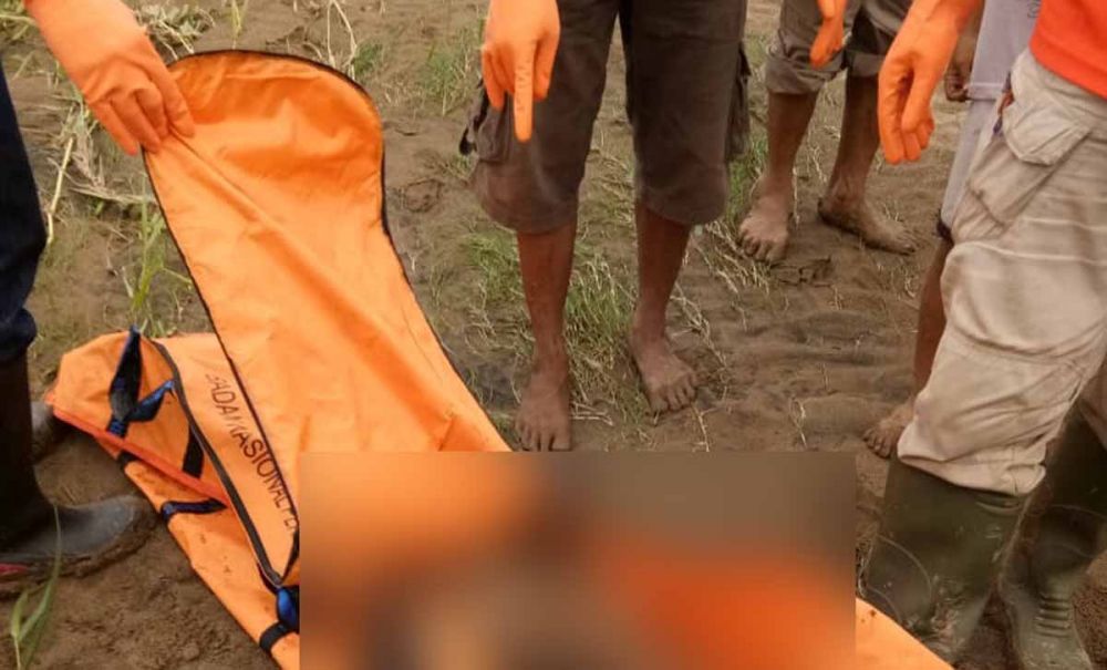 Satu jenazah dari 10 makam yang tergerus air banjir di Pacitan ditemukan