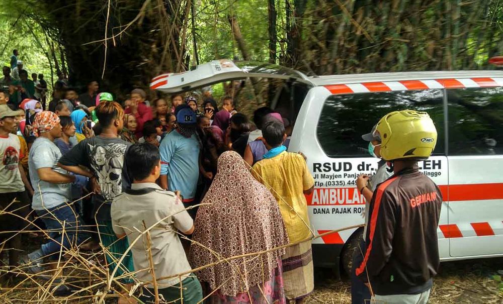 Evakuasi jasad Nyai Sukardi yang ditemukan mengapung di sungai di Probolinggo 