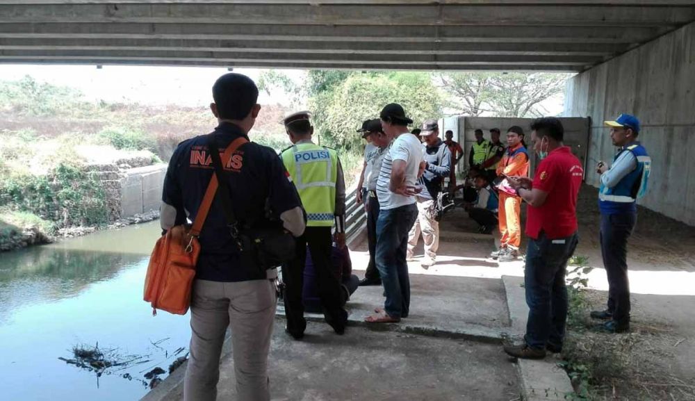 Tim Inafis Polres Madiun melakukan identifikasi mayat pria di Tol Nganjuk-Madiun