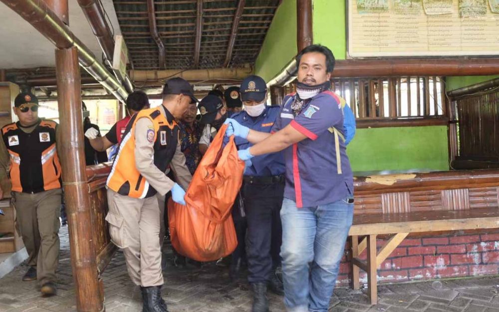 Petugas mengevakuasi mayat perempuan telanjang di Sungai Mangrove, Wonorejo, Surabaya