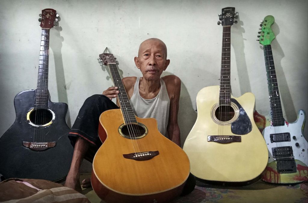 Mbah Husen dikenal sebagai Mbah Gitar (Foto: Sahlul Fahmi/jatimnow.com)
