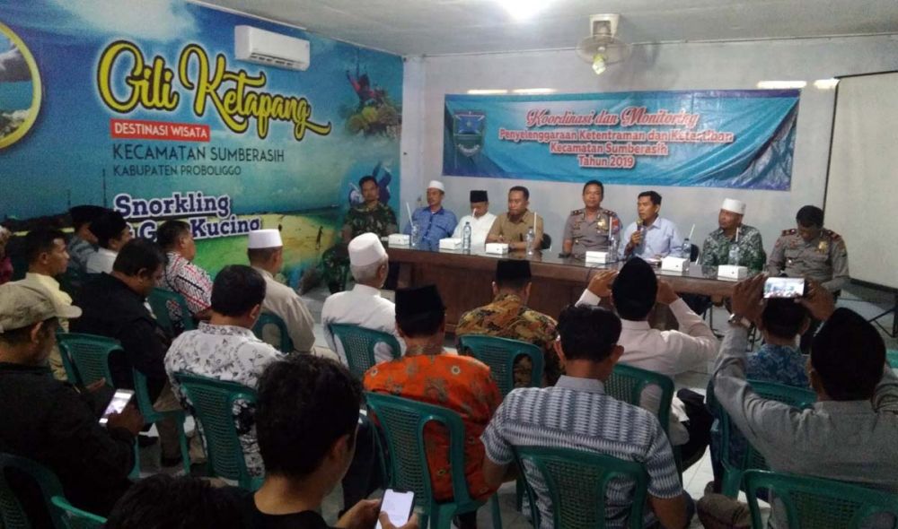 Proses mediasi, menyusul pemasangan banner penolakan paham syiah di Desa Jangur, Kecamatan Sumberasih, Kabupaten Probolinggo