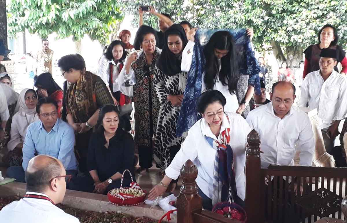 Ketua Umum PDIP Megawati Soekarnoputri saat berkomunikasi dengan Whisnu Sakti Buana secara daring