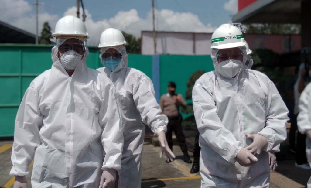 Menko PMK Muhadjir Effendy saat meninjau pabrik pengelohan limbah medis B3 di Desa Lakardowo, Kecamatan Jetis, Kabupaten Mojokerto