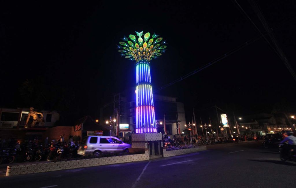 Menara Merak di Jalan HOS Cokroaminoto, Ponorogo