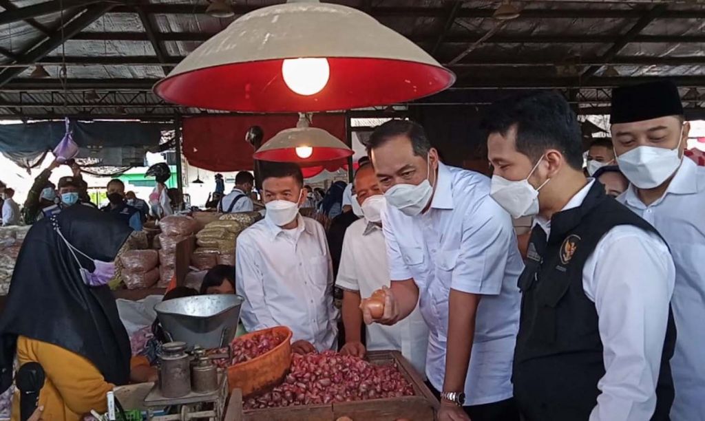Mendag Muhammad Lutfi saat meninjau aktivitas di Pasar Induk Osowilangun Surabaya (PIOS) - Foto-foto: Sahlul Fahmi/jatimnow.com