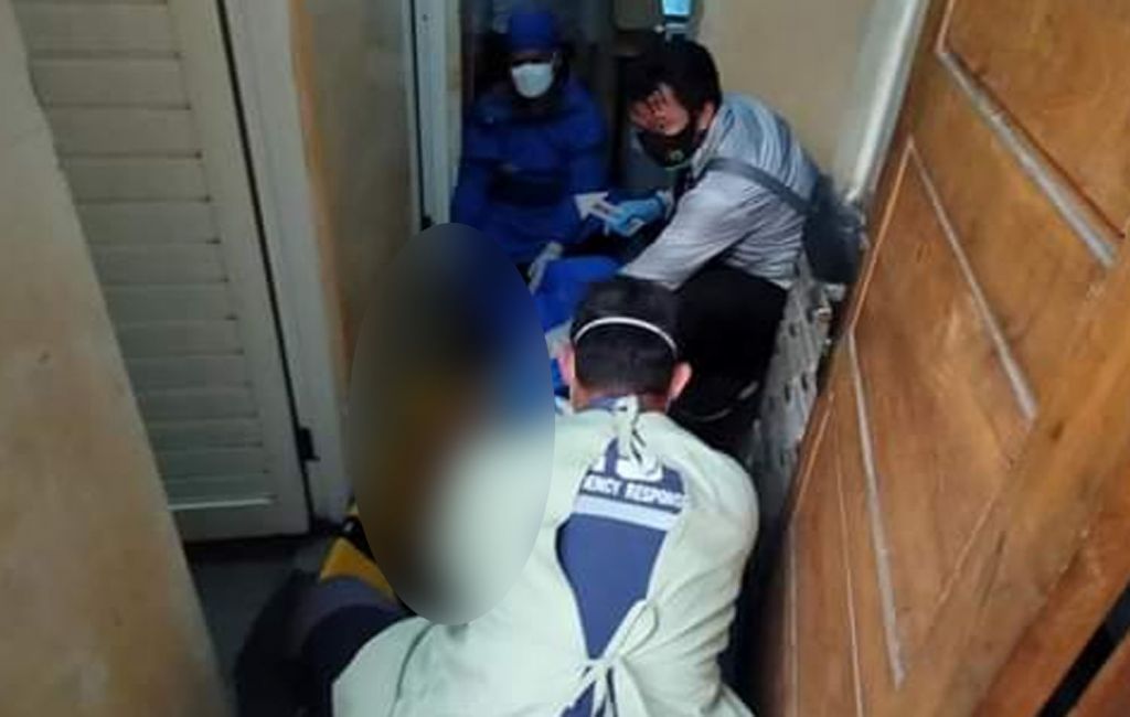 Proses evakuasi jenazah pria asal Surabaya yang meninggal dalam toilet di Kota Malang