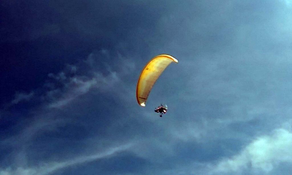 Menjadi penumpang paramotor sembari menikmati keindahan alam Mojokerto (Foto-foto: Achmad Supriyadi/jatimnow.com) 