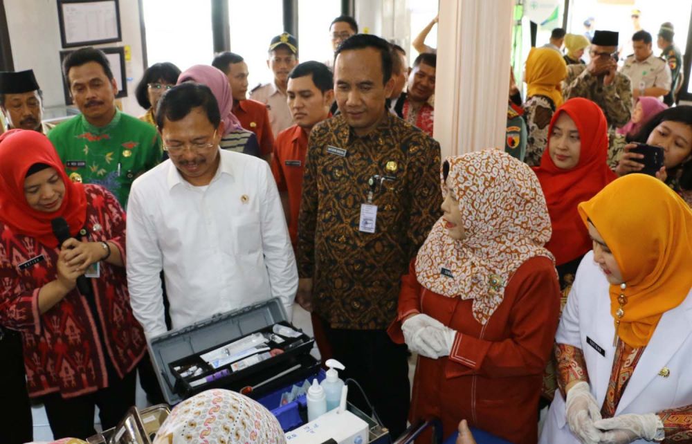 Menkes Terawan Agus Putranto saat kunjungan kerja di Puskesmas Driyorejo, Gresik