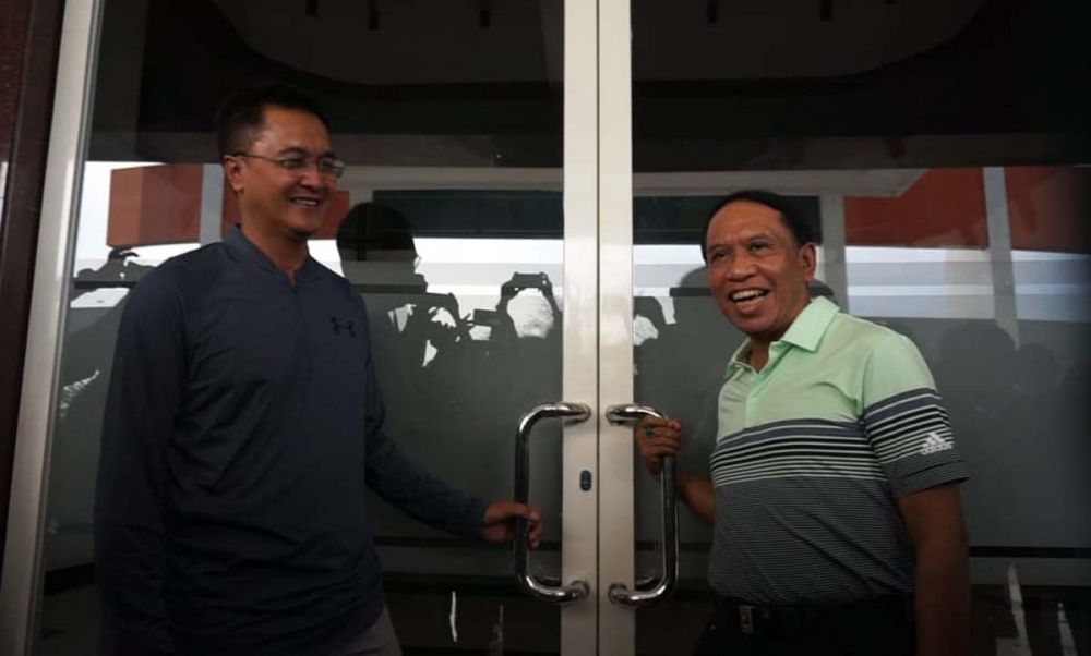 Menpora Zainuddin Amali (kanan) dan Kadispora Jatim Supratomo gagal masuk GBT karena pintu masuk terkunci (Foto-foto: Fajar Mujianto/jatimnow.com)