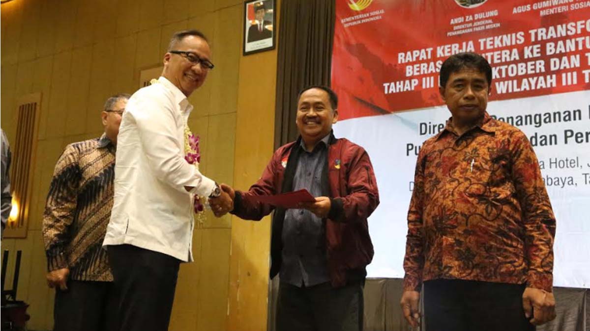  Menteri Sosial, Agus Gumiwang Kartasasmita membuka Rapat Kerja Teknis Transformasi Bantuan Sosial Beras Sejahtera ke Bantuan Pangan Non Tunai Tahap III Bulan Oktober dan Tahap IV Bulan November di Wilayah III Tahun 2018 di Hotel Mercure