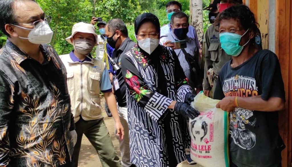 Mensos Risma saat memberikan bansos di Ponorogo
