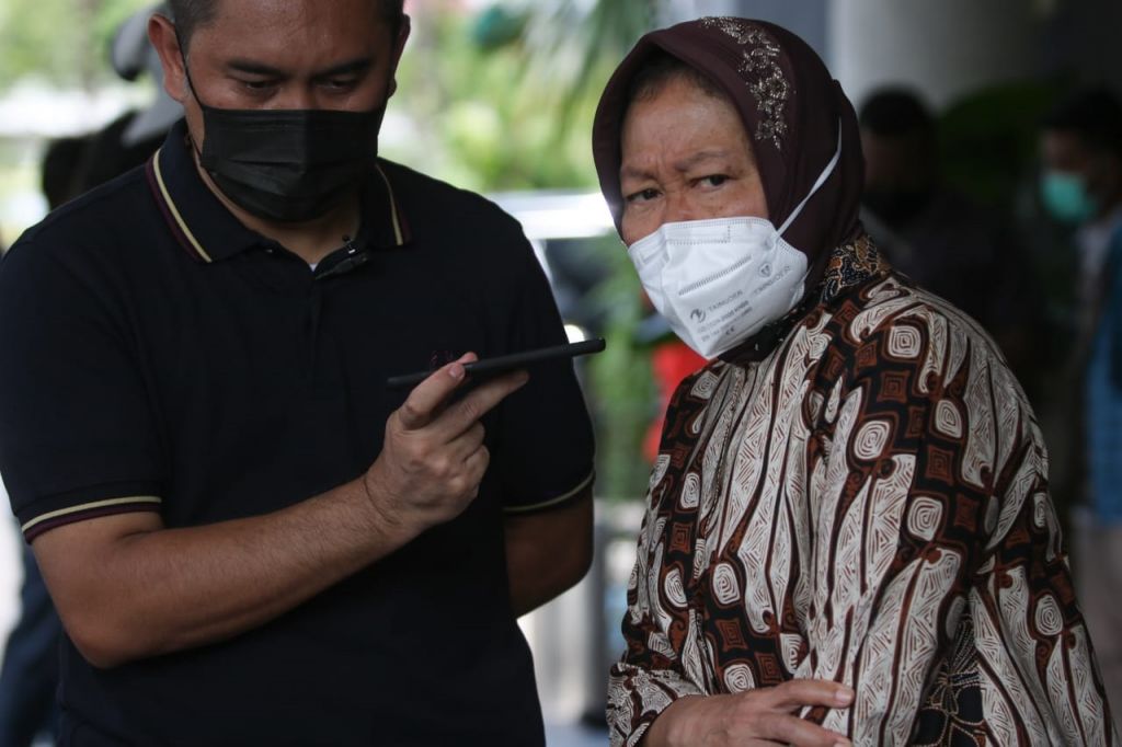 Menteri Sosial Tri Rismaharini di sela pemberian bantuan masker dan hand sanitizer ke Balai Kota Surabaya, Minggu (28/2/2021)