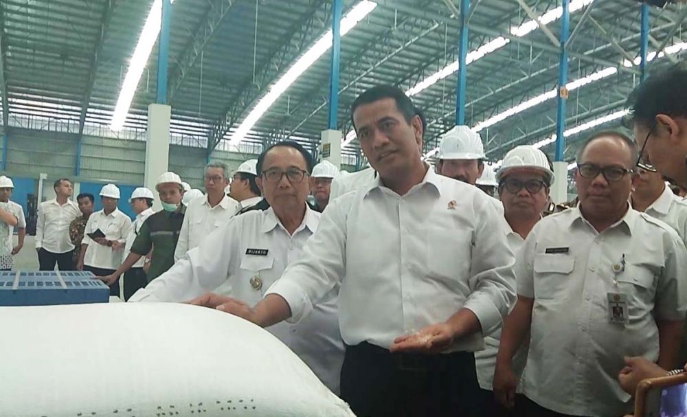 Menteri Pertanian Amran Sulaiman saat meninjau pabrik gula PT RMI di Blitar