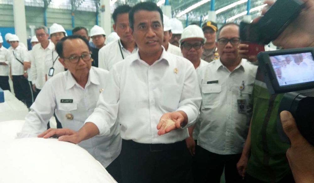 Menteri Pertanian Amran Sulaiman saat meninjau produksi pabrik gula PT RMI di Desa Rejoso, Kecamatan Binangun, Kabupaten Blitar