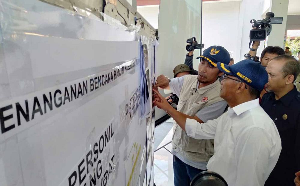 Mendikbud Muhadjir Effendy saat kunjungi sejumlah sekolah terdampak banjir bersama Bupati Madiun, Ahmad Dawami Ragil Saputro
